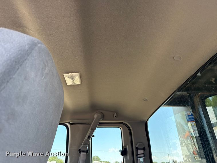 image for item NU9557 2001 Ford F650 Super Duty box truck