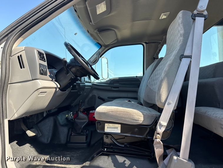 image for item NU9557 2001 Ford F650 Super Duty box truck