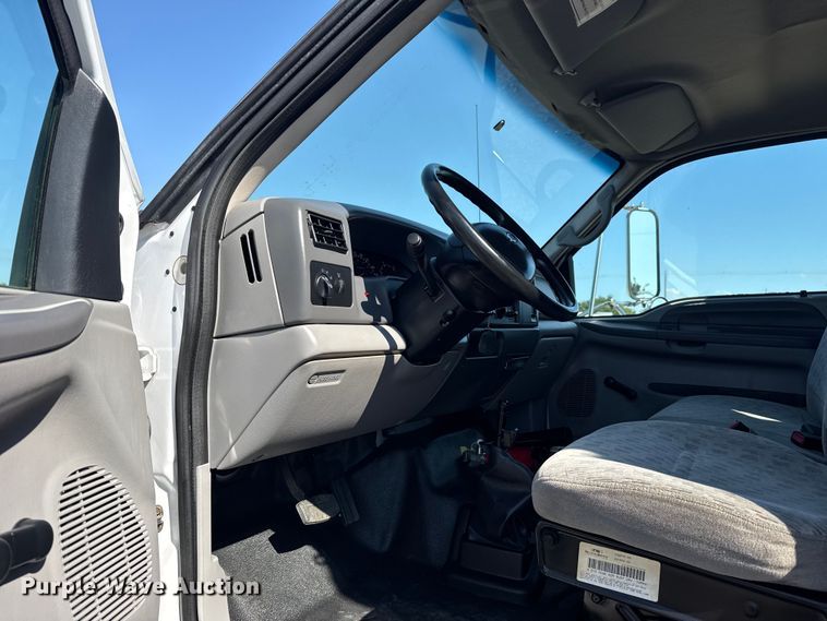 image for item NU9557 2001 Ford F650 Super Duty box truck