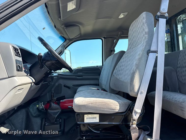 image for item NU9557 2001 Ford F650 Super Duty box truck