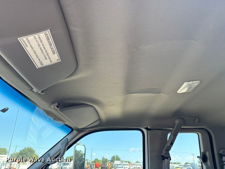 image for item NU9557 2001 Ford F650 Super Duty box truck