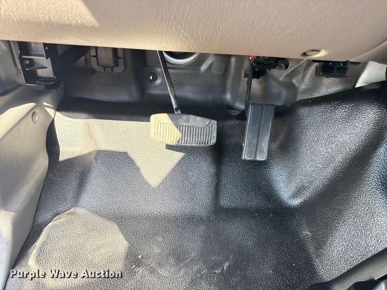 image for item NU9557 2001 Ford F650 Super Duty box truck