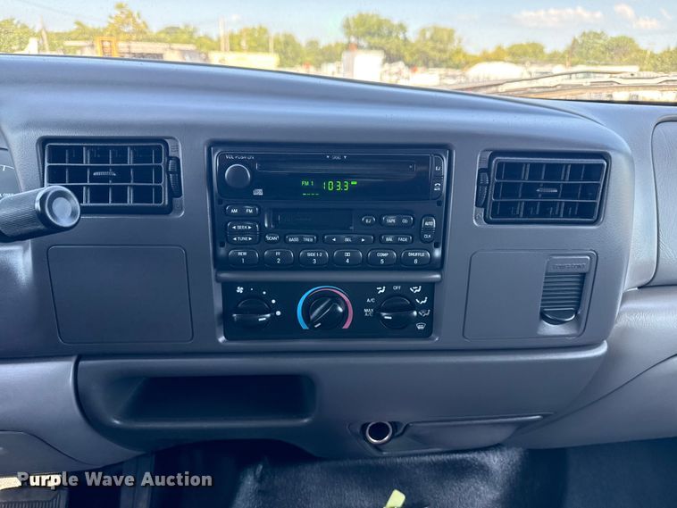 image for item NU9557 2001 Ford F650 Super Duty box truck