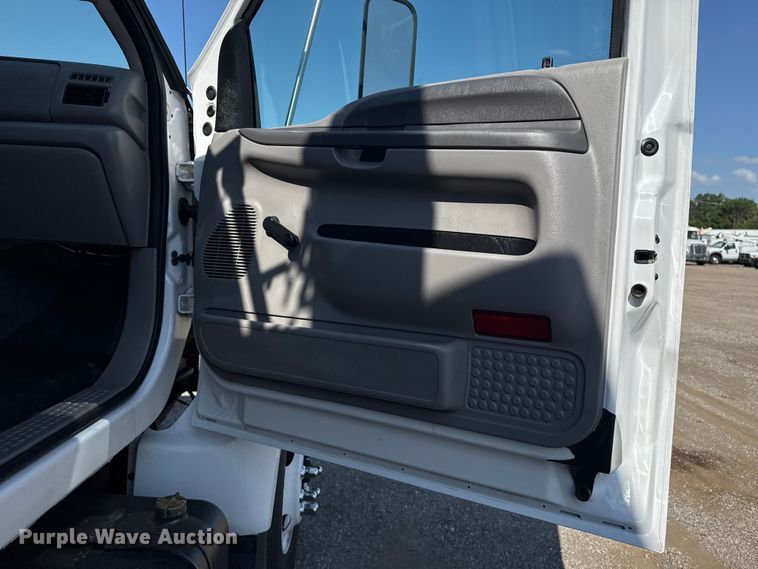 image for item NU9557 2001 Ford F650 Super Duty box truck