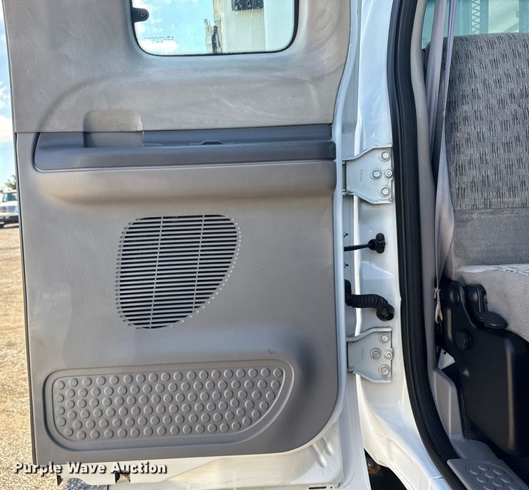 image for item NU9557 2001 Ford F650 Super Duty box truck