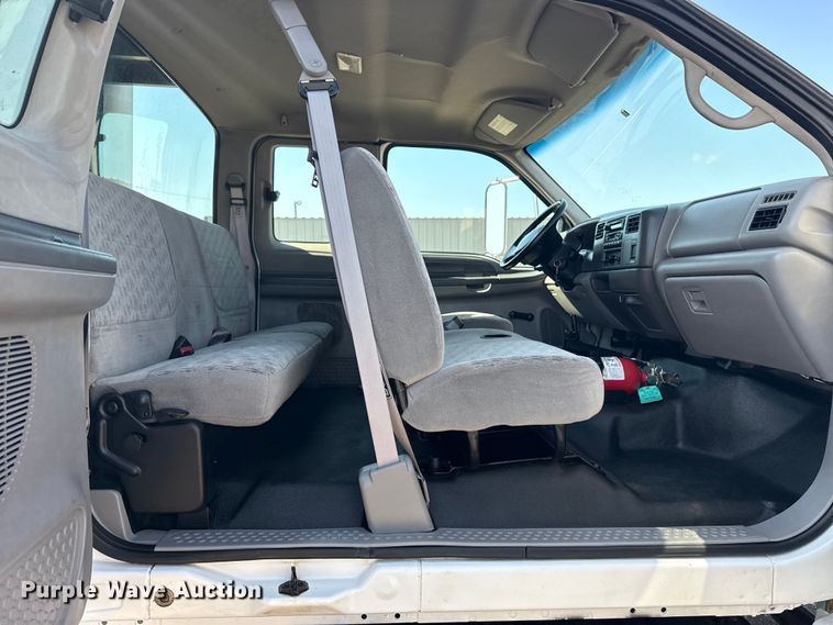 image for item NU9557 2001 Ford F650 Super Duty box truck