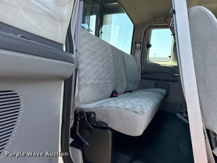 image for item NU9557 2001 Ford F650 Super Duty box truck