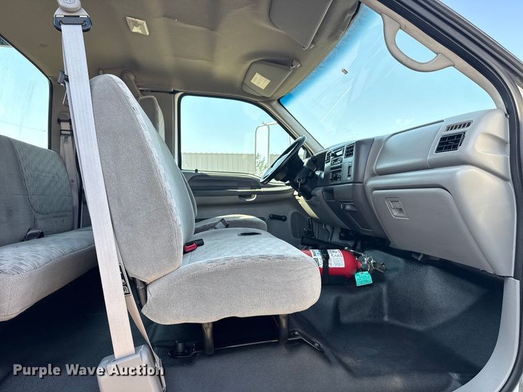 image for item NU9557 2001 Ford F650 Super Duty box truck