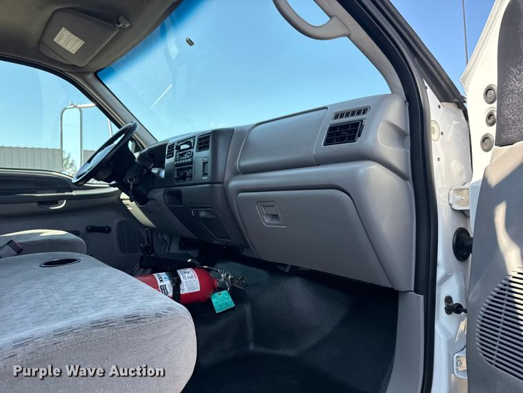 image for item NU9557 2001 Ford F650 Super Duty box truck