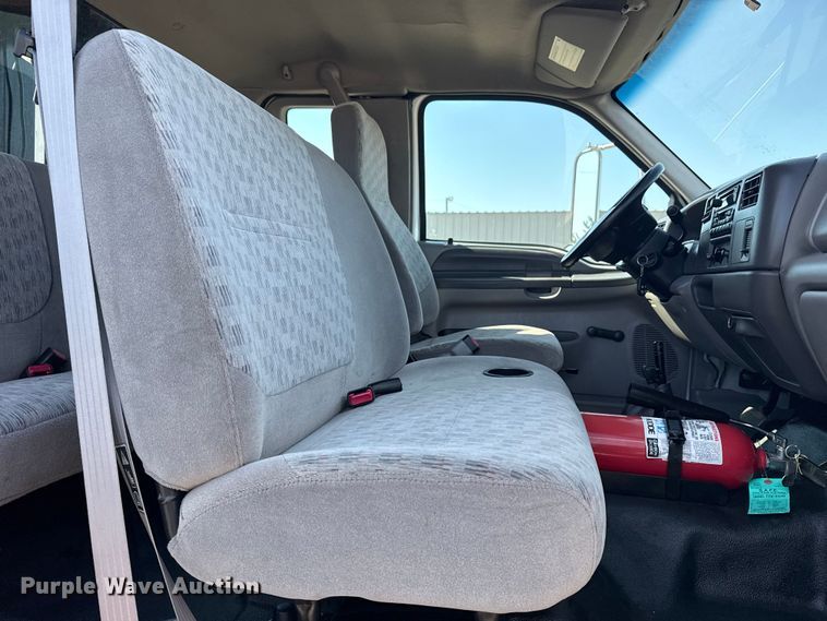 image for item NU9557 2001 Ford F650 Super Duty box truck