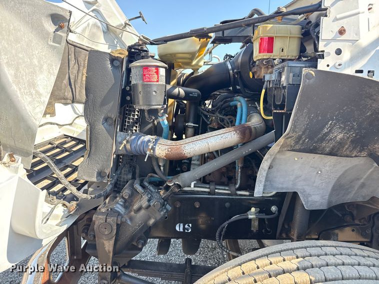 image for item NU9557 2001 Ford F650 Super Duty box truck