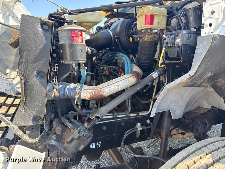 image for item NU9557 2001 Ford F650 Super Duty box truck