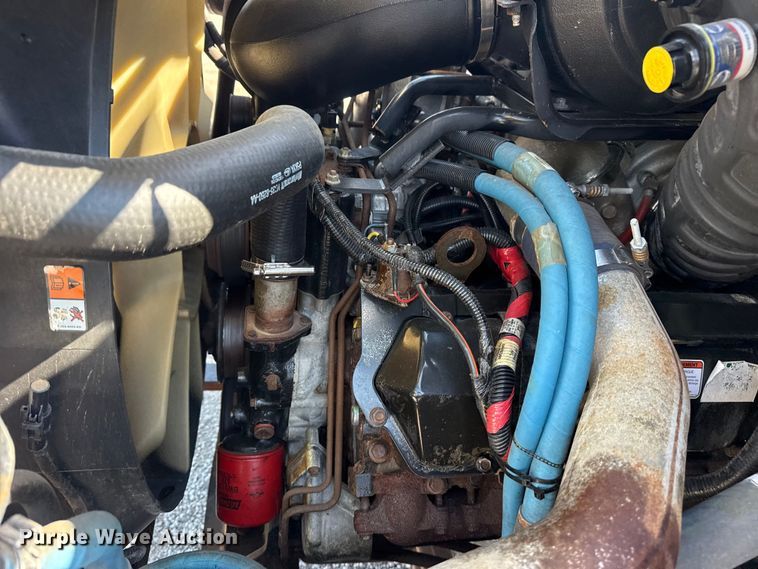 image for item NU9557 2001 Ford F650 Super Duty box truck