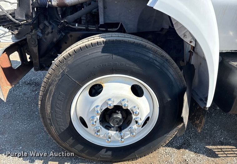 image for item NU9557 2001 Ford F650 Super Duty box truck