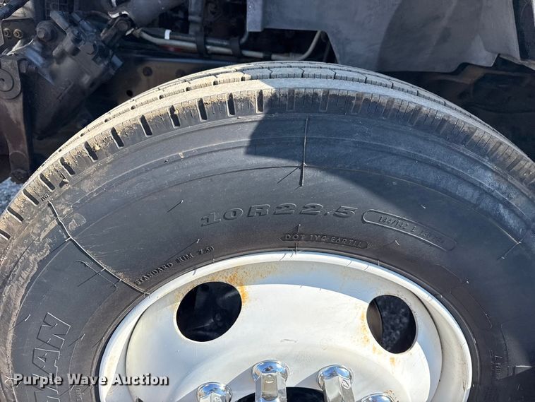 image for item NU9557 2001 Ford F650 Super Duty box truck