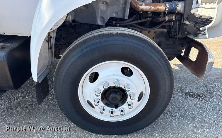 image for item NU9557 2001 Ford F650 Super Duty box truck