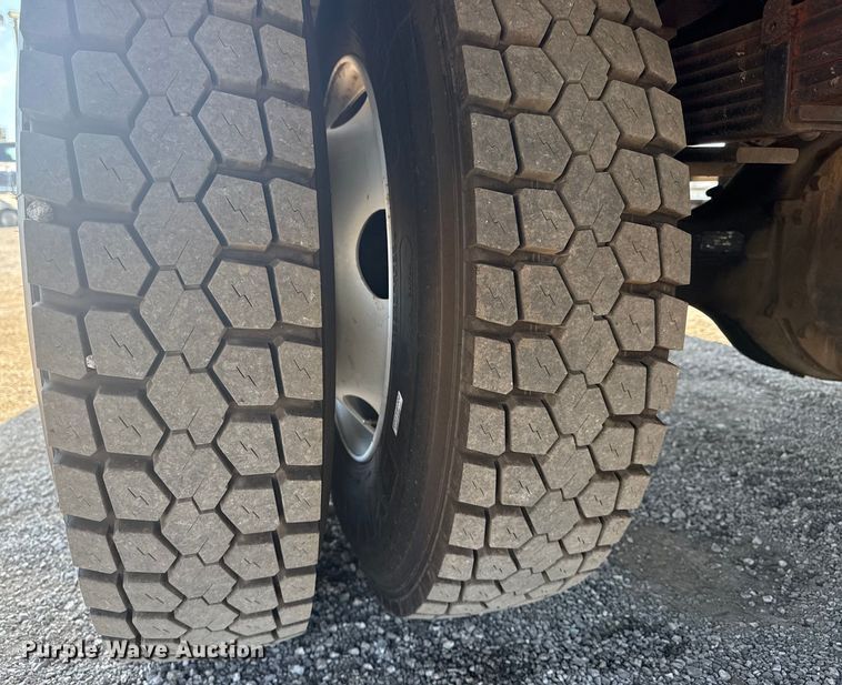 image for item NU9557 2001 Ford F650 Super Duty box truck