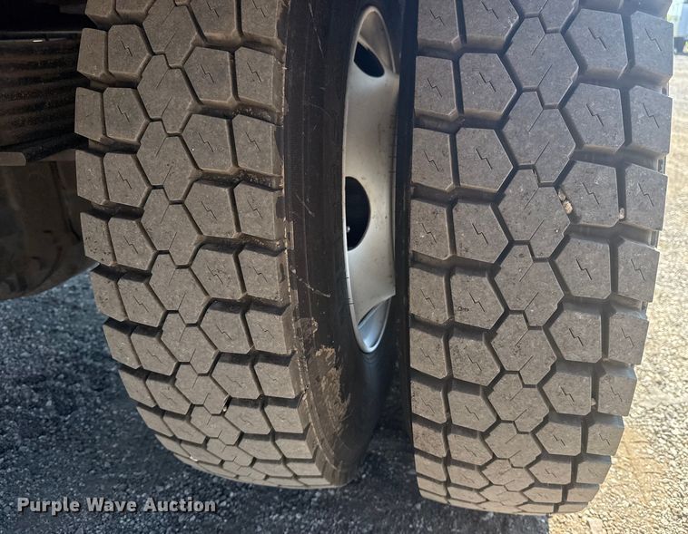 image for item NU9557 2001 Ford F650 Super Duty box truck