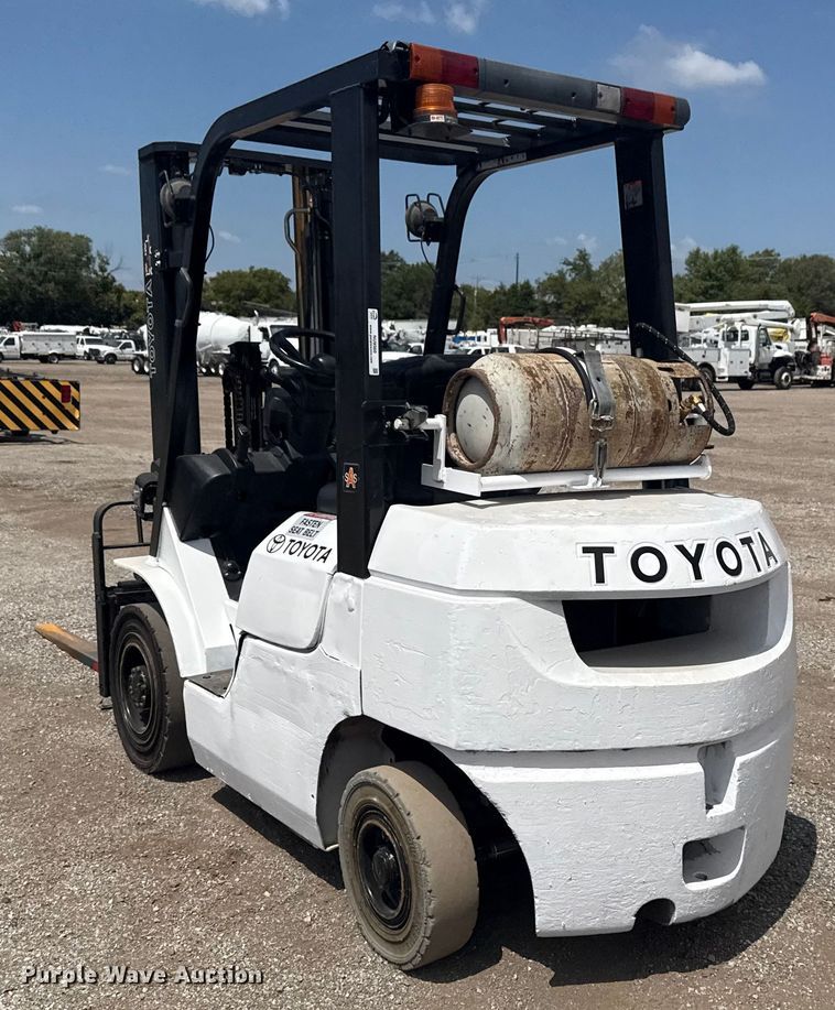 image for item NU9560 2005 Toyota 7FGU24 forklift