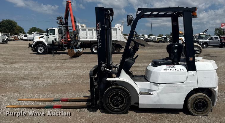 image for item NU9560 2005 Toyota 7FGU24 forklift