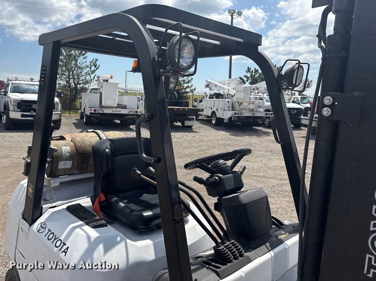 image for item NU9560 2005 Toyota 7FGU24 forklift