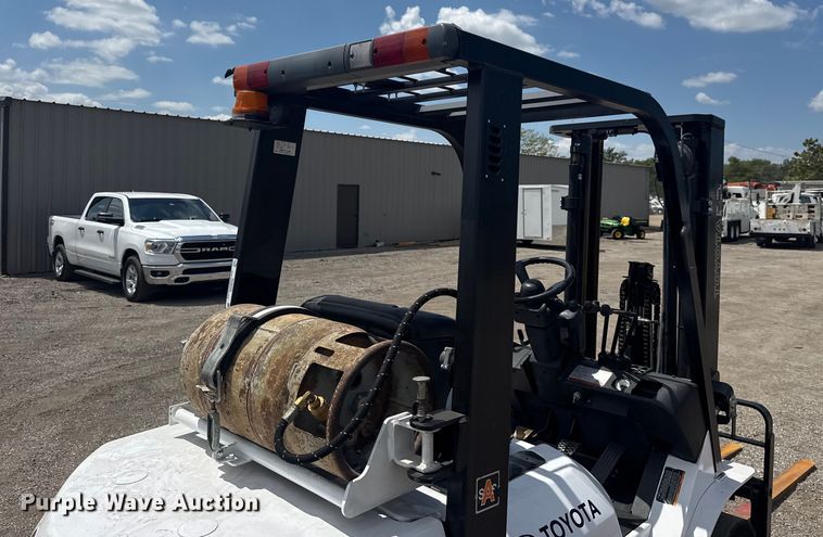 image for item NU9560 2005 Toyota 7FGU24 forklift
