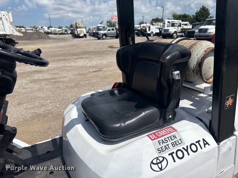 image for item NU9560 2005 Toyota 7FGU24 forklift