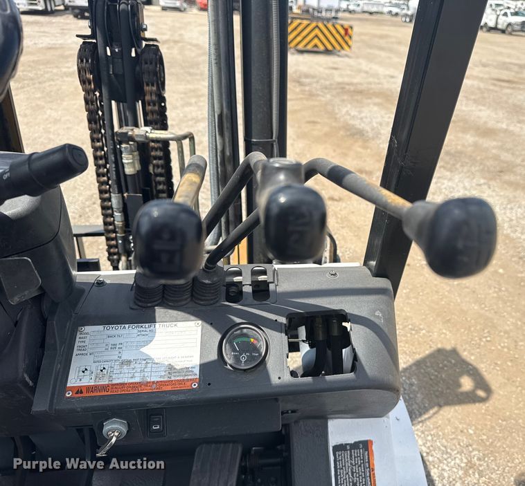 image for item NU9560 2005 Toyota 7FGU24 forklift
