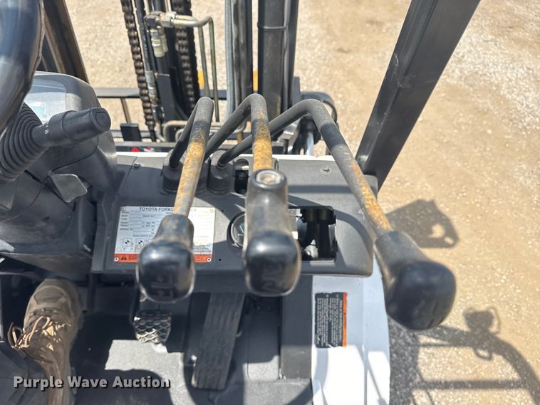 image for item NU9560 2005 Toyota 7FGU24 forklift