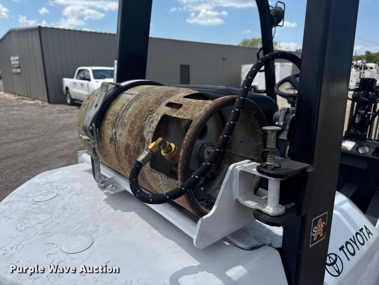 image for item NU9560 2005 Toyota 7FGU24 forklift