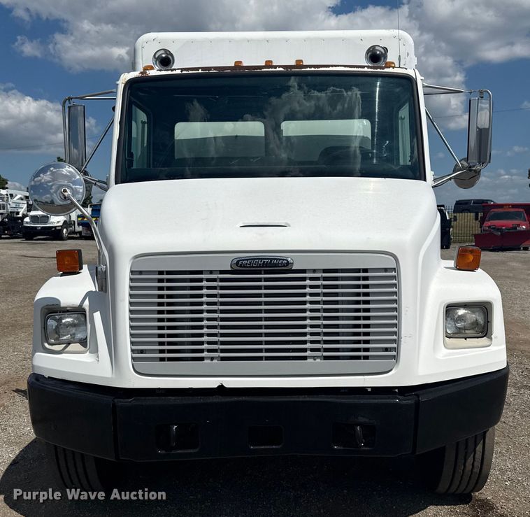 image for item NU9566 2001 Freightliner FL80 delivery truck