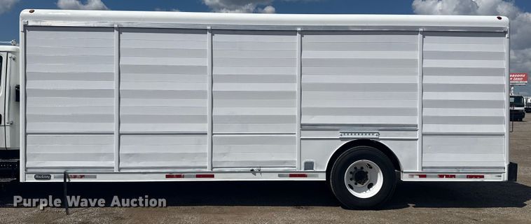 image for item NU9566 2001 Freightliner FL80 delivery truck