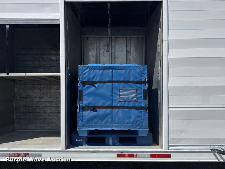 image for item NU9566 2001 Freightliner FL80 delivery truck