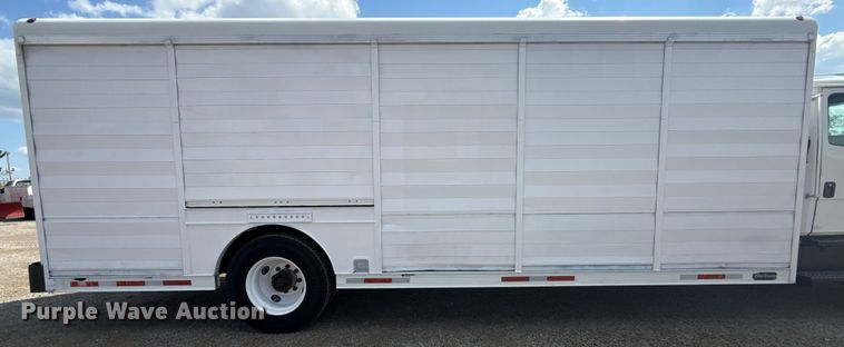 image for item NU9566 2001 Freightliner FL80 delivery truck