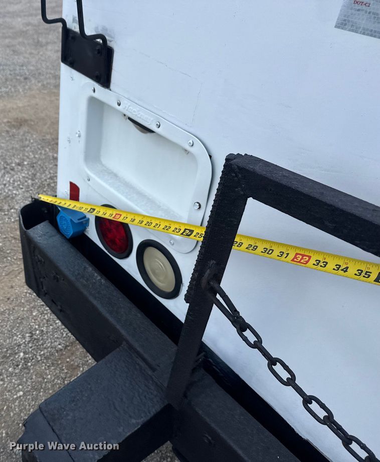 image for item NU9566 2001 Freightliner FL80 delivery truck