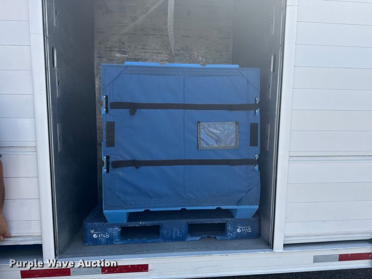 image for item NU9566 2001 Freightliner FL80 delivery truck