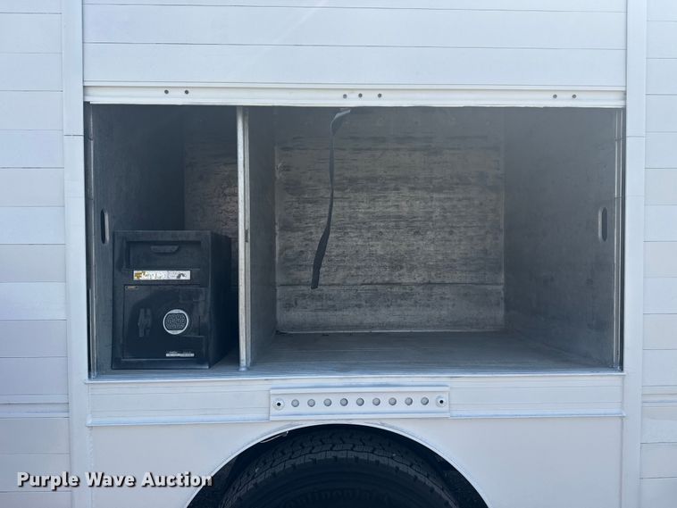 image for item NU9566 2001 Freightliner FL80 delivery truck