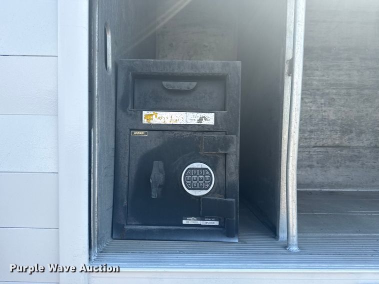 image for item NU9566 2001 Freightliner FL80 delivery truck