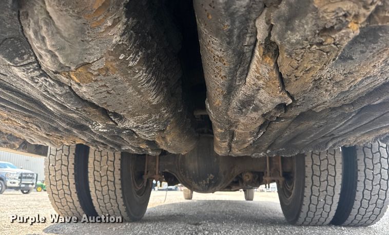 image for item NU9566 2001 Freightliner FL80 delivery truck