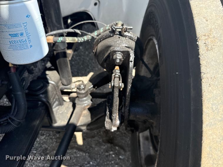 image for item NU9566 2001 Freightliner FL80 delivery truck