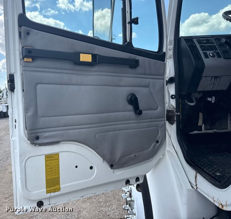 image for item NU9566 2001 Freightliner FL80 delivery truck