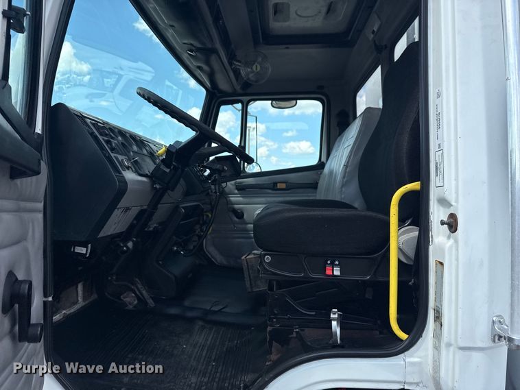 image for item NU9566 2001 Freightliner FL80 delivery truck