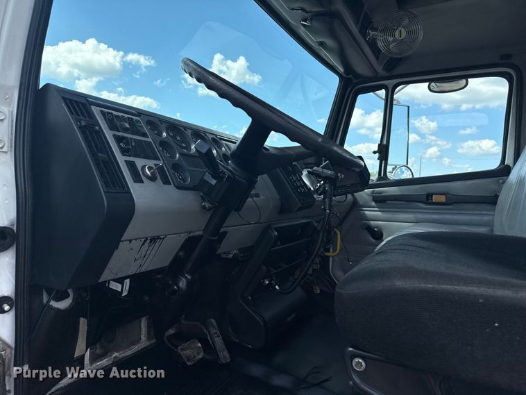 image for item NU9566 2001 Freightliner FL80 delivery truck