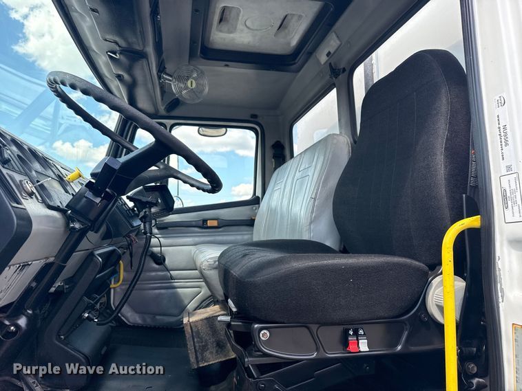 image for item NU9566 2001 Freightliner FL80 delivery truck