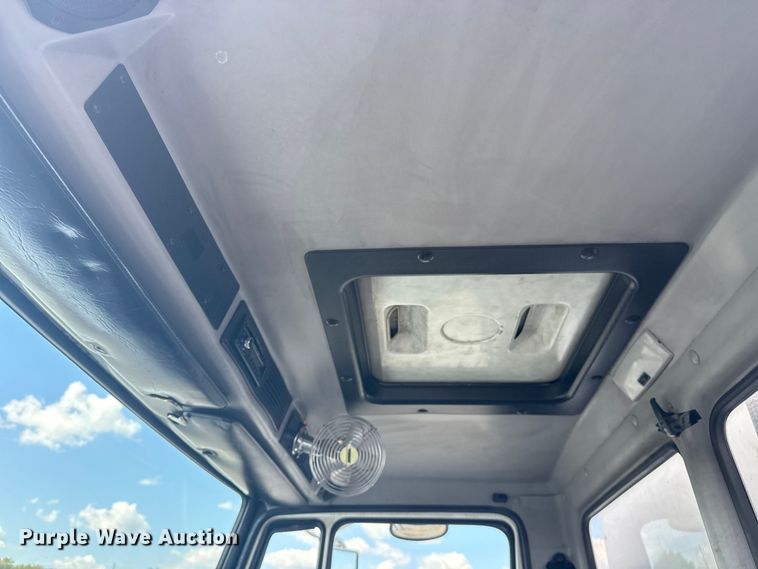 image for item NU9566 2001 Freightliner FL80 delivery truck