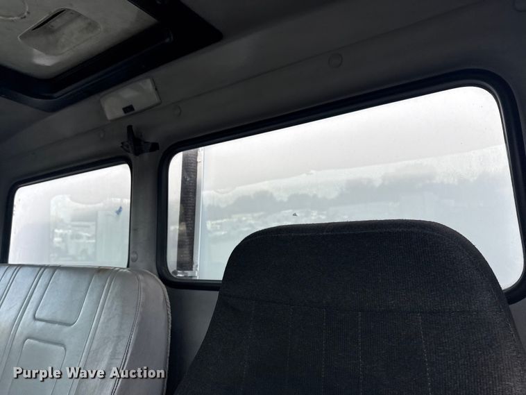 image for item NU9566 2001 Freightliner FL80 delivery truck