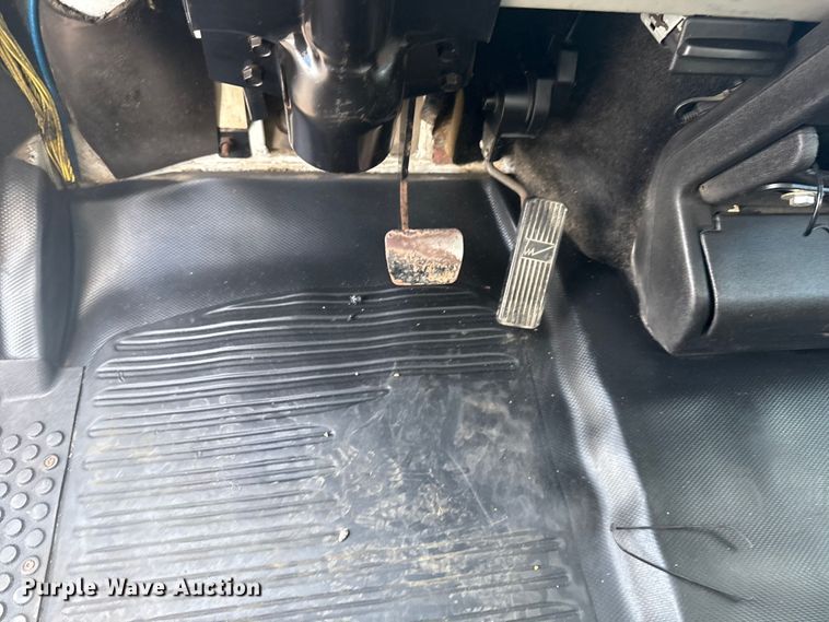 image for item NU9566 2001 Freightliner FL80 delivery truck