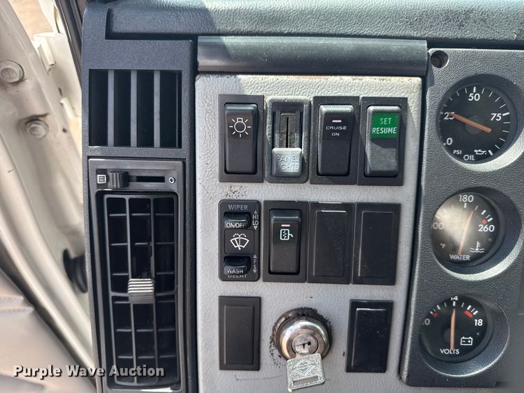 image for item NU9566 2001 Freightliner FL80 delivery truck