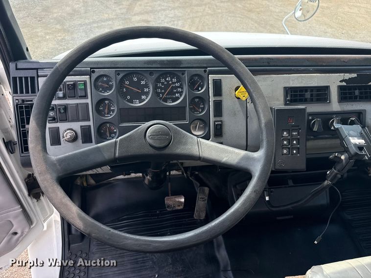 image for item NU9566 2001 Freightliner FL80 delivery truck