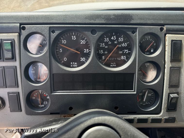 image for item NU9566 2001 Freightliner FL80 delivery truck